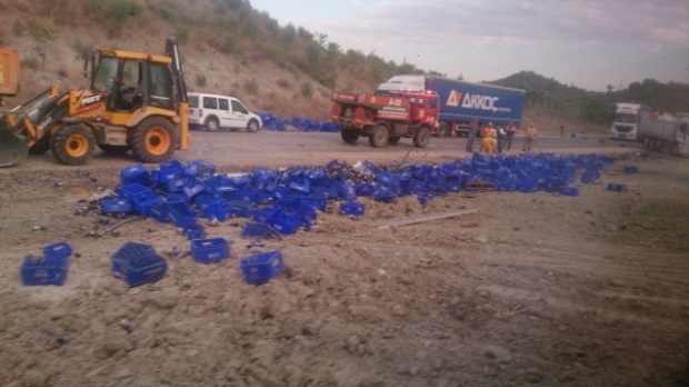 Isparta - Antalya Yolu'nda içki firmasına ait tır devrildi