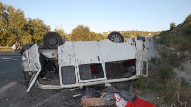 Tarım İşçilerini Taşıyan Minibüs Kaza Yaptı: 2 Ölü, 21 Yaralı