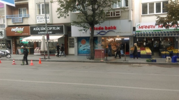 MÜŞTERİ GELMESİN DİYE POLİS BEKLİYOR!
