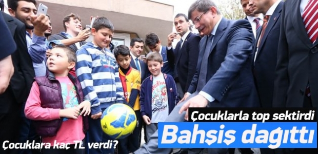 Ahmet Davutoğlu çocuklara harçlık dağıttı