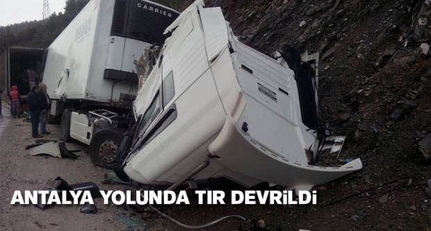 Elma Yüklü Tır Devrildi
