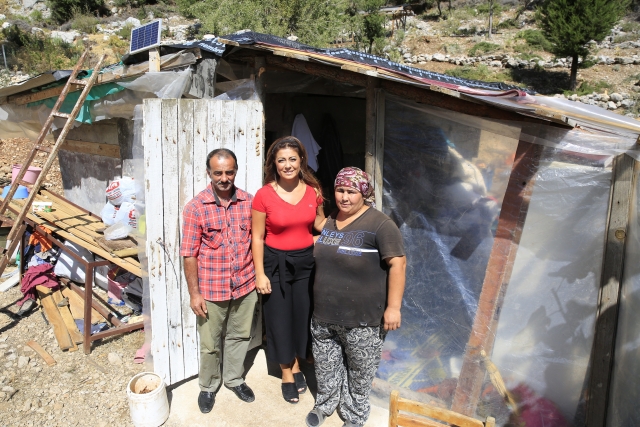 590 lirayla 4 çocuk okutmaya çalışan babaya, başkanın eşinden yardım eli  