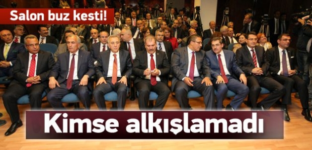 Salon buz kesti! Kimse alkışlamadı