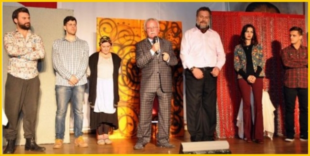 'PEMBE ASLINDA SİYAHTIR' TİYATRO GÖSTERİSİ İZLEYENLERİ BÜYÜLEDİ