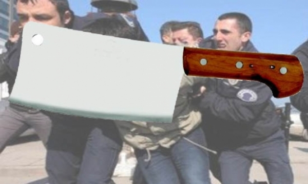 Arkadaşına satırla saldırdı