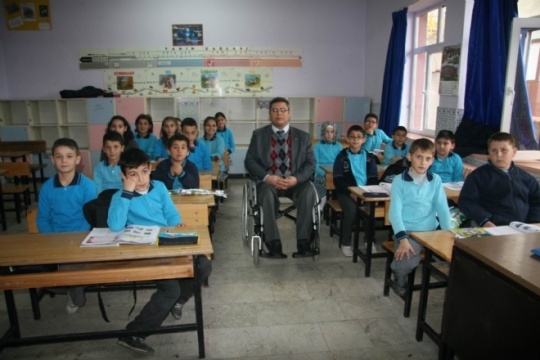 ENGELLERİ 'ÖĞRETMENLİK AŞKI' İLE AŞTI