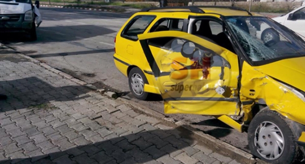 OTOMOBİL İLE MİNİBÜS ÇARPIŞTI
