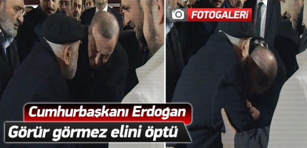 Erdoğan, Emin Saraç hocanın elini öptü