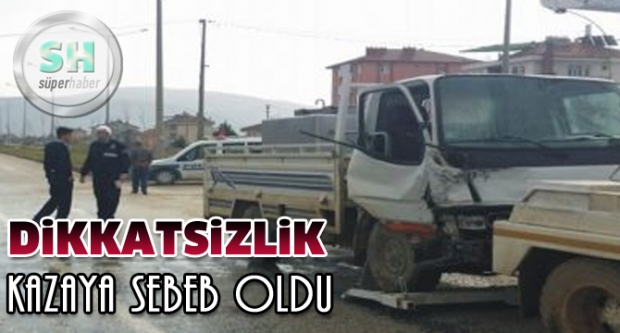 Dikkatsizlik Sonucu İki Araç Birbirine Girdi