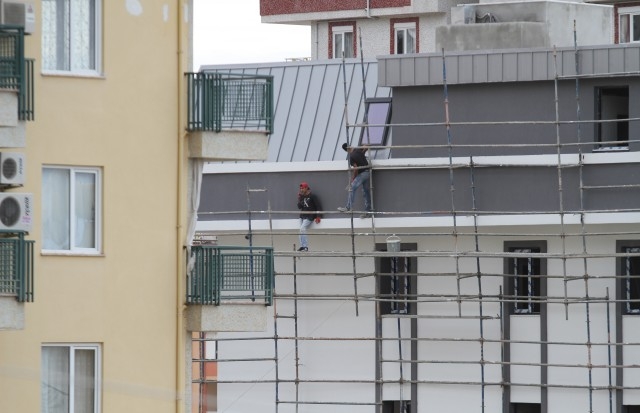 7 katlı binanın iskelesinde ölüme meydan okuyan çalışma sistemi