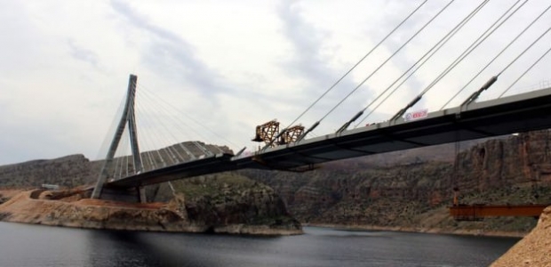 Türkiye&rsquo;nin 3. büyük köprüsünde son 6 metre