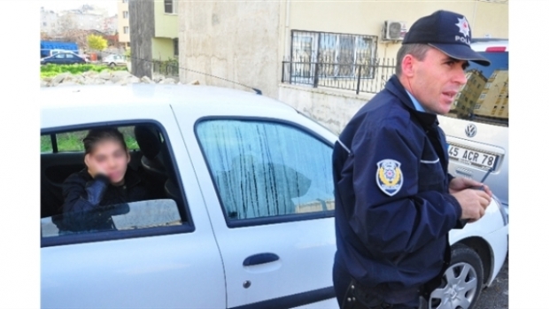 Genç Kız Yedi Aydır Otomobilde Yatıyor