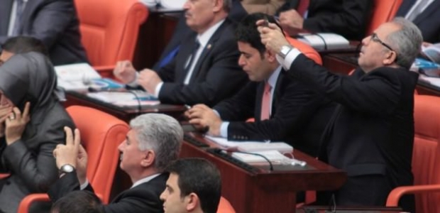 Davutoğlu kürsüye çıktı AK Partililer yarışa girdi