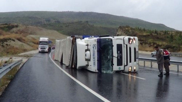 KEÇİBORLU YOLUNDA ÜST ÜSTE KAZALAR