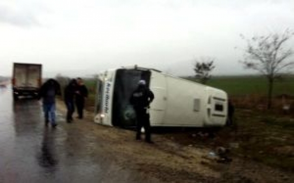 Isparta da Yolcu Midibüsü Devrildi: 10 Yaralı
