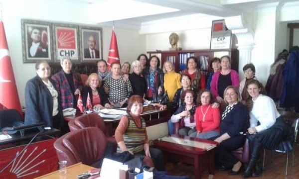 CHP’DE BAYRAĞI DİNÇTÜRK TESLİM ALDI 