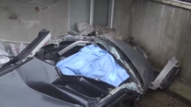 Balkona Çarparak Bahçeye Düşen Otomobilin Sürücüsü ...