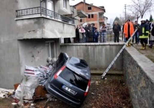 Evin Balkonuna Çarpıp Bahçeye Uçan Otomobilin Sürücüsü ...
