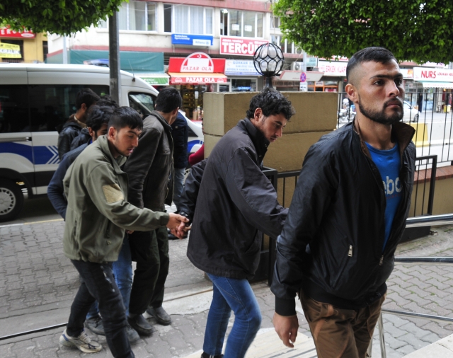 8 düzensiz göçmen yakalandı