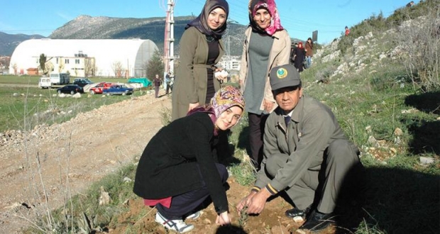 ÜNİVERSİTE ÖĞRENCİLERİ "SOMA HATIRA ORMANI"NA FİDAN DİKTİ