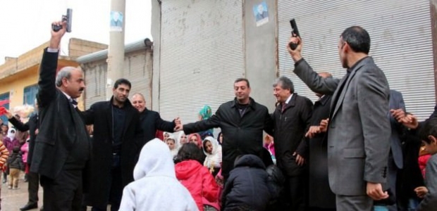 Balbay kendini silah çemberinin ortasında bulunca!