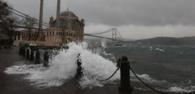 Şiddetli lodos İstanbul'da hayatı felç etti