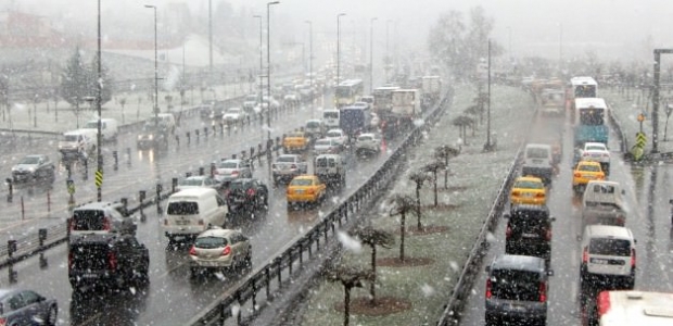 İstanbul'a yılın ilk karı yağmaya başladı