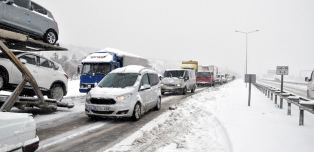 İstanbul-İzmir yolu trafiğe kapandı