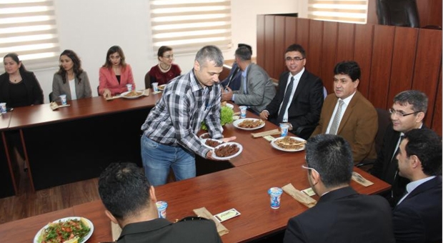 MAHKEME SALONUNDA ÇİĞ KÖFTE YOĞRULDU