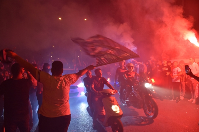 Adana Demirspor'un TFF 1. Lig play-off finaline yükselmesi kentte kutlanıyor