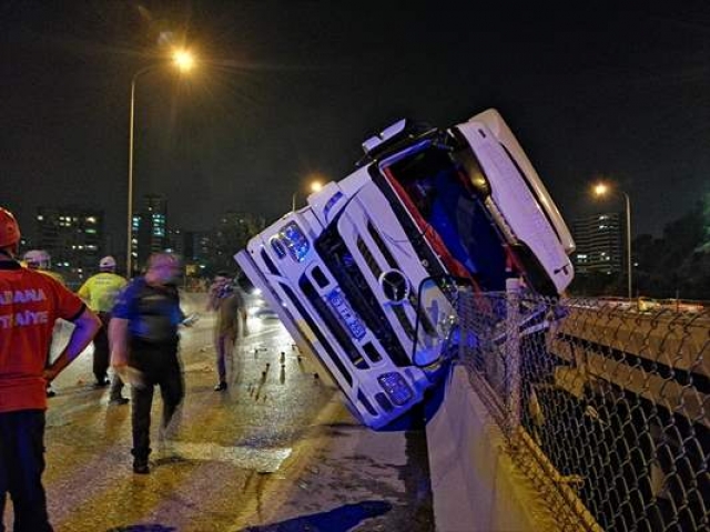 Adana’da tır devrildi: 1 yaralı