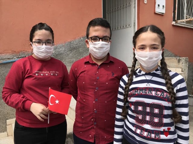Adana polisinden, şehit meslektaşlarının üçüzlerine 23 Nisan hediyesi