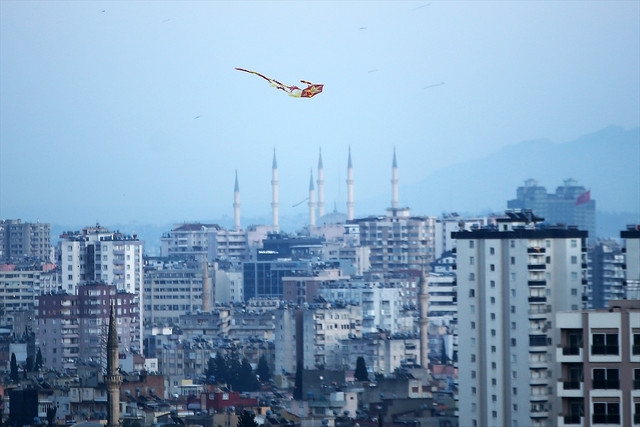  Adana semalarındaki yüzlerce uçurtma güzel görüntü oluşturdu