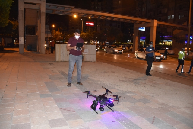 Adana'da polisten "drone" ile maske ve sosyal mesafe uyarısı