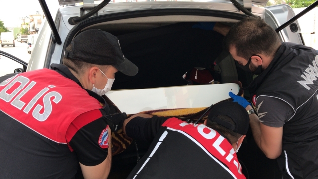 Adana'da 400 polisle mahallede "torbacı" uygulaması