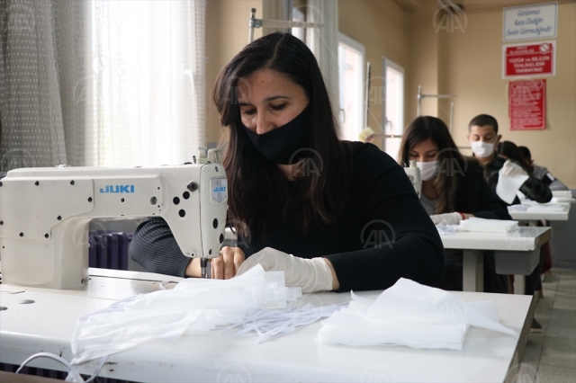 Adana'da moda tasarım bölümü öğrencileri maske üretimine başladı