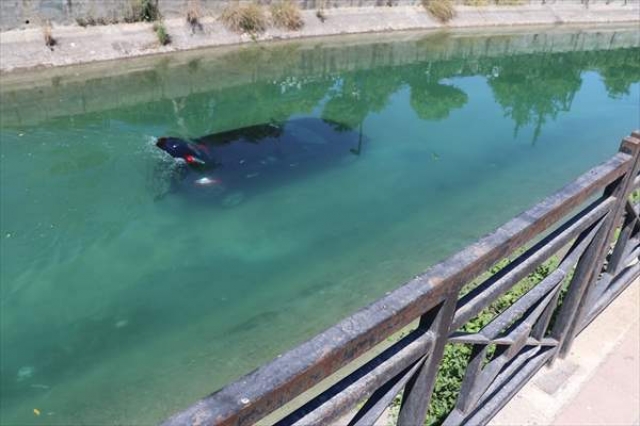 Adana'da otomobil sulama kanalına devrildi