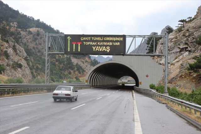 Adana'da otoyolda heyelan