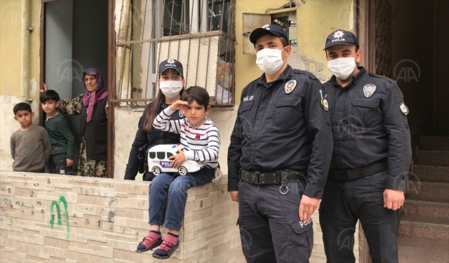 Adana'da polis, minik Eymen'in oyuncak isteğini yerine getirdi
