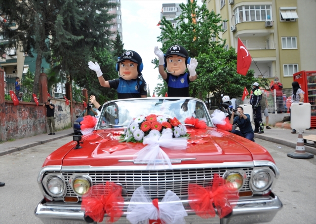 Adana'da polis, resmigeçitle evlerindeki vatandaşlara 23 Nisan coşkusu yaşattı