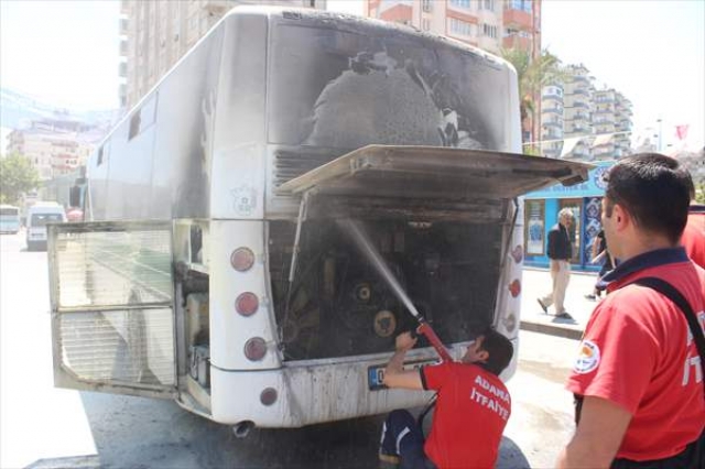 ​Adana'da seyir halindeki otobüs yandı