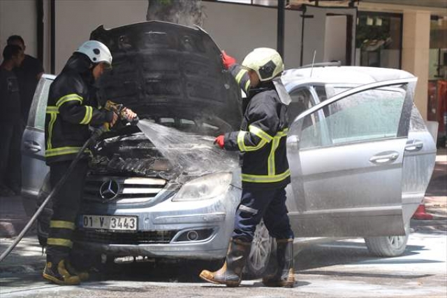 Adana'da seyir halindeki otomobil yandı