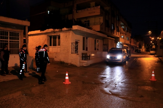 Adana'da silahlı saldırıya uğrayan 2 kişi yaralandı