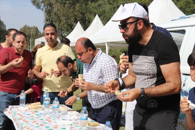 ​Adana'da ton balıklı dürüm yeme yarışması