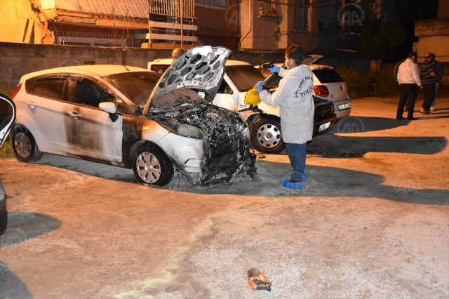 Adana'de üç otomobil kundaklandı