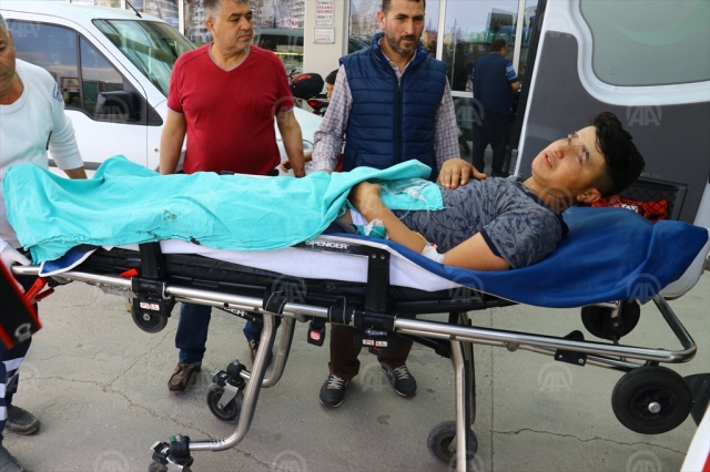Ağabeyinin silahıyla oynayan çocuk arkadaşını yaraladı
