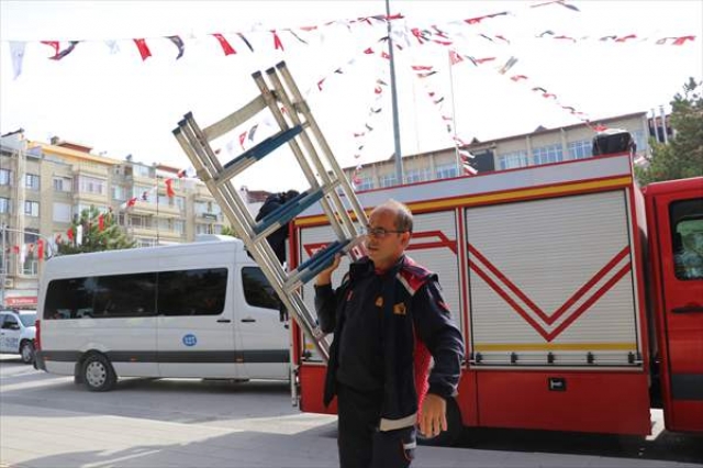 Ağaçta mahsur kalan kediyi itfaiye kurtardı