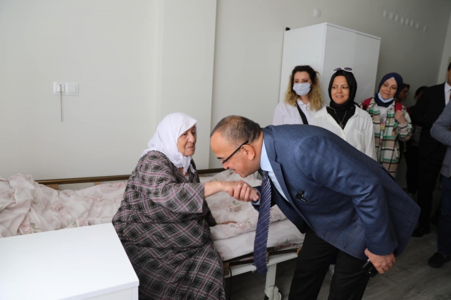 Ahilik Haftası Etkinlikleri Kapsamında Huzurevi Sakinlerine Saç ve Yüz Bakımı