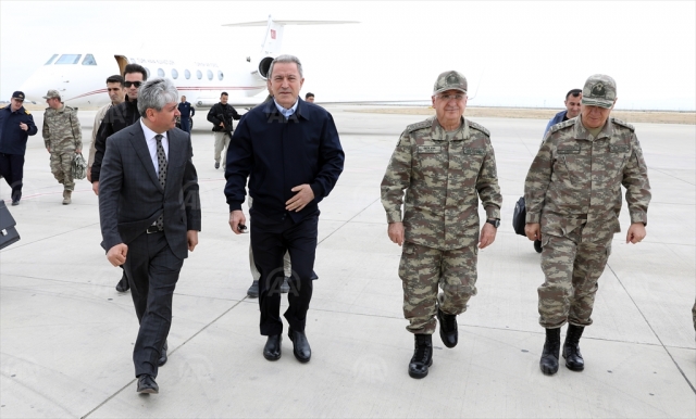 Akar ve komutanlar sınır hattında