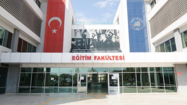 Akdeniz Üniversitesi öğrencilerinden video klipli 23 Nisan kutlaması